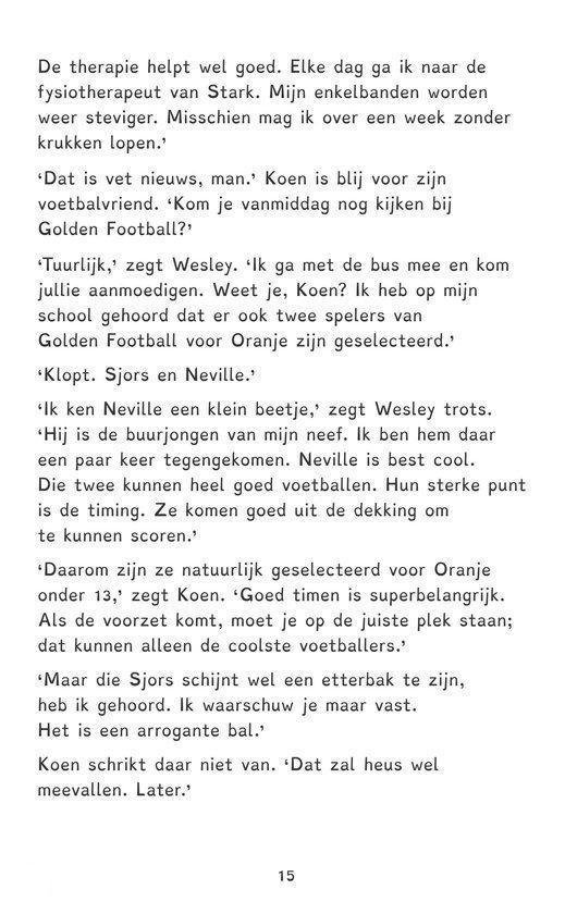 Karakterillustratie van een jongen die wordt aangemoedigd door zijn team, met voetballers op de achtergrond.