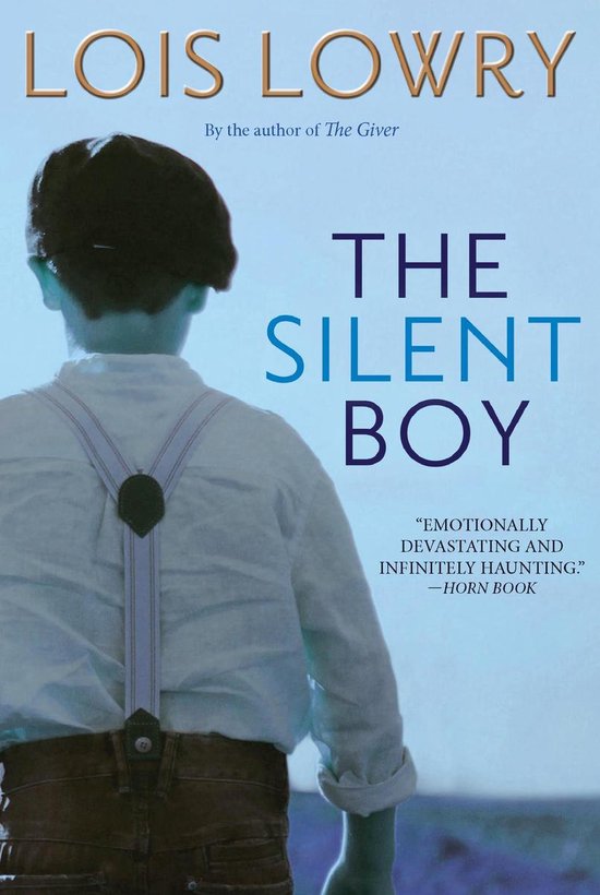 Boekomslag van The Silent Boy van Lois Lowry met een jongen op de rug gezien in een wit overhemd, pet en bretels.