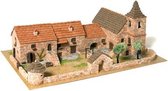 Diorama 5 van echte baksteentjes met kerkje en omringende muur