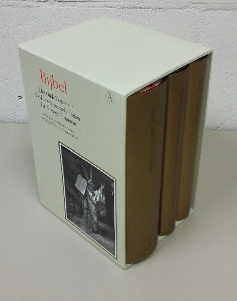 Gouden Bijbel boxset met de Bijbel in 3 delen. De kaften zijn goudkleurig met een illustratie van Mozes op de voorkant.