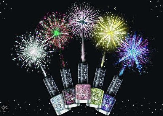 Collectie Rimmel London Glitter Bomb nagellakken met vuurwerk op de achtergrond.