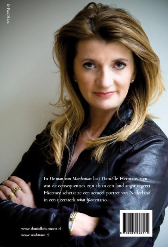 Portret van Danielle Hermans in zwart leren jack, armen gekruist.