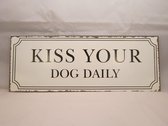 Wandbord hout: "Kiss your dog daily" 40 x 15 cm
