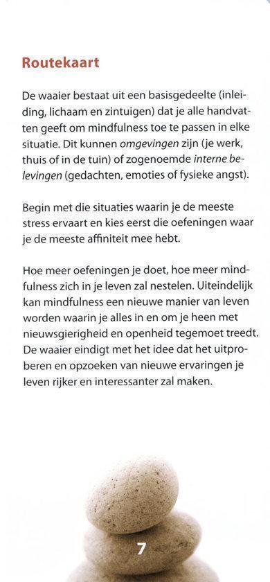 Stapel van vier ronde, platte stenen, met nummer 7 op de onderste steen.
