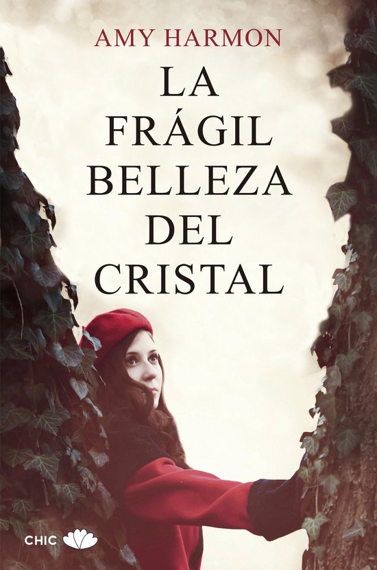 Boekcover van 'La frágil belleza del cristal' met op de voorgrond een meisje met rode baret en jas, omringd door klimop.