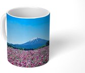 Mok - Veld met erg veel vlambloemen bij een blauwe lucht - 350 ML - Beker