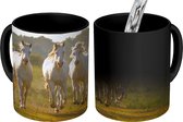 Magische Mok - Foto op Warmte Mokken - Koffiemok - Galopperende witte paarden - Magic Mok - Beker - 350 ML - Theemok