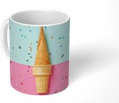 Mok - Twee ijshoorns op een roze en groene afgrond - 350 ML - Beker