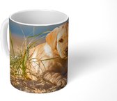 Mok - Koffiemok - Labrador Retriever puppy ligt op de zandduinen - Mokken - 350 ML - Beker - Koffiemokken - Theemok