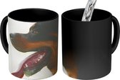 Magische Mok - Foto op Warmte Mokken - Koffiemok - Zijaanzicht van een Rottweiler met de tong uit de mond - Magic Mok - Beker - 350 ML - Theemok