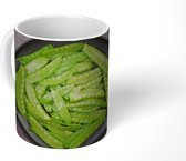 Mok - Peultjes in een zwarte kom op een houten ondergrond - 350 ML - Beker