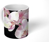 Mok - Een close up van roze orchideeën op een zwarte achtergrond - 350 ML - Beker