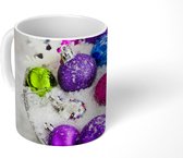 Mok - Koffiemok - Kerstballen in een besneeuwde emmer - Mokken - 350 ML - Beker - Koffiemokken - Theemok