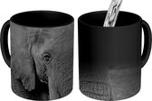 Magische Mok - Foto op Warmte Mokken - Koffiemok - Close-up van een olifant in de natuur in zwart-wit - Magic Mok - Beker - 350 ML - Theemok