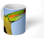 Mok - Een Zwavelborsttoekan vogel met een blauwe lucht - 350 ML - Beker