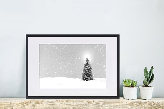 Cadre photo avec affiche Zwart et Wit- Un sapin de Noël dans un paysage enneigé et un ciel bleu - noir et blanc - 60x40 cm - Cadre pour affiche - Décorations de Noël - Décoration de Noël pour l'intérieur - Noël