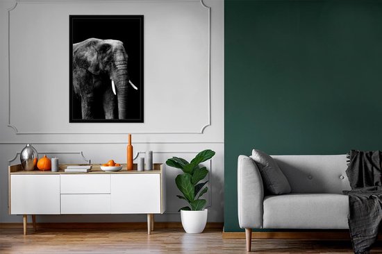 Fotolijst incl. Poster Zwart Wit- Olifant met tegen zwarte achtergrond - zwart wit - 80x120 cm - Posterlijst