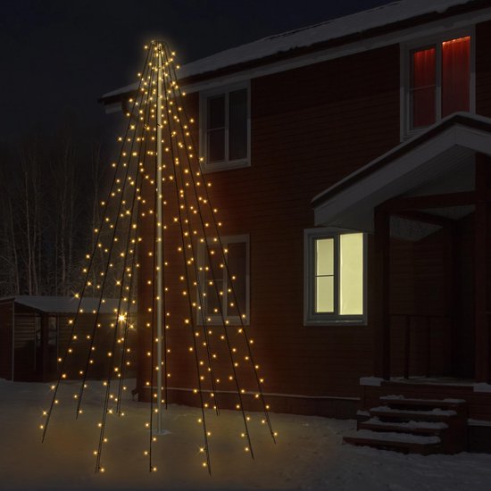 Verlichte lichtjesboom bij een huis in de sneeuw, 800cm hoog, 360 warmwitte LED's.