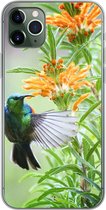 Geschikt voor iPhone 11 Pro Max hoesje - Close-up van een kleurrijke vogel naast planten met oranje bloemen - Siliconen Telefoonhoesje