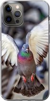 Geschikt voor iPhone 13 Pro hoesje - Close-up van een opvliegende duif - Siliconen Telefoonhoesje