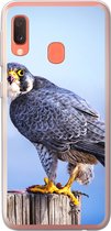 Geschikt voor Samsung Galaxy A20e hoesje - Close-up van een roofvogel op een dikke houten paal - Siliconen Telefoonhoesje