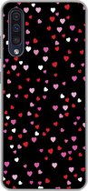 Geschikt voor Samsung Galaxy A30s hoesje - Een illustratie met hartjes op een zwarte achtergrond - Siliconen Telefoonhoesje