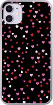 Geschikt voor iPhone 11 hoesje - Een illustratie met hartjes op een zwarte achtergrond - Siliconen Telefoonhoesje
