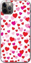 Geschikt voor iPhone 13 Pro Max hoesje - Een illustratie met kleurrijke hartjes - Siliconen Telefoonhoesje
