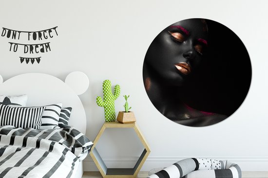 Femme noire avec détails Assiette en plastique cercle mural ⌀ 150 cm - impression photo sur cercle mural / cercle vivant (décoration murale)
