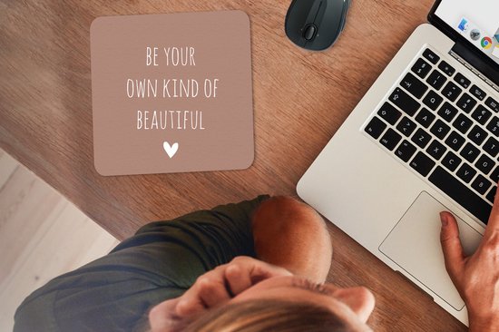 Muismat 20x20 cm - Mousepad Engelse quote "Be your own kind of beautiful" met een hartje tegen een bruine achtergrond - Muismatten