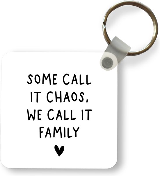 Sleutelhanger - Uitdeelcadeautjes - Engelse quote "Some call it chaos, we call it family" met een hartje tegen een witte achtergrond - Plastic
