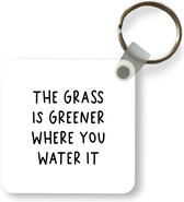 Sleutelhanger - Uitdeelcadeautjes - Engelse quote The grass is greener where you water it op een witte achtergrond - Plastic