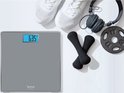 Balance Tefal grise avec des baskets blanches, un casque et des haltères.