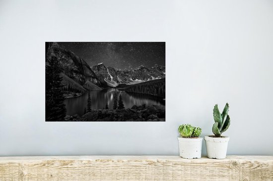 Affiche Lac Moraine la nuit au parc national Banff au Canada - noir et blanc - 30x20 cm