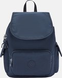 Donkerblauwe Kipling rugzak met klep, ritsvak voor, zijvakken en een aapje als sleutelhanger.