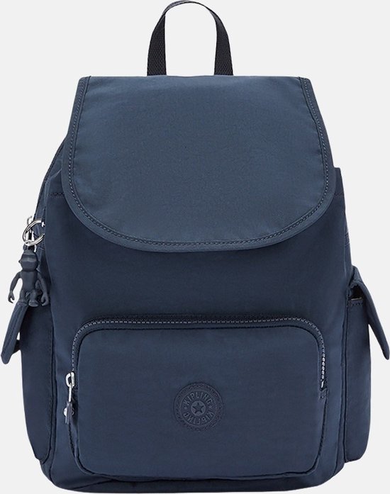 Donkerblauwe Kipling rugzak met klep, ritsvak voor, zijvakken en een aapje als sleutelhanger.