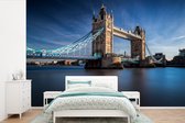 Behang - Fotobehang De Tower Bridge van Londen in het zonlicht - Breedte 390 cm x hoogte 260 cm