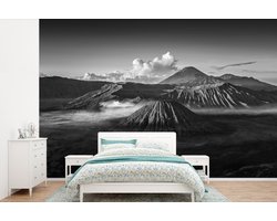 Behang - Fotobehang Indonesië - Vulkaan - Zwart - Wit - Breedte 525 cm x hoogte 350 cm