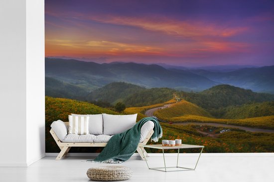 Champ de fleurs dans un paysage de montagne au crépuscule 360x240 cm