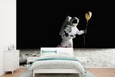 Behang - Fotobehang Astronaut - Ruimte - Heliumballon - Breedte 525 cm x hoogte 350 cm