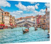 Gondeliers voor de Rialtobrug in zomers Venetië - Foto op Plexiglas - 90 x 60 cm