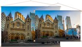 De St Andrew's Presbyterian kerk en CN Tower in Toronto - Foto op Textielposter - 45 x 30 cm