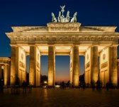 Verlichte Brandenburger Tor op een Berlijnse avond - Fotobehang (in banen) - 450 x 260 cm
