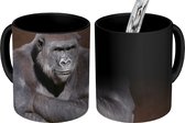 Magische Mok - Foto op Warmte Mok - Een  een gorilla met zijn handen over elkaar - 350 ML