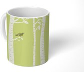 Mok - een vogel in een berkenboom op een groen vlak - 350 ML - Beker
