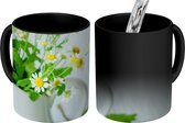 Magische Mok - Foto op Warmte Mok - Kamillebloemen in waterkruik - 350 ML