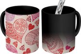 Magische Mok - Foto op Warmte Mokken - Koffiemok - Een illustratie met roze en rode hartjes - Magic Mok - Beker - 350 ML - Theemok