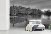 Behang - Fotobehang Het Binnenhof in Den Haag - zwart wit - Breedte 330 cm x hoogte 220 cm