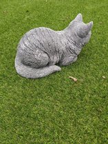 Slapende kat, relaxerende poes 35cm  beeld beton  grijs