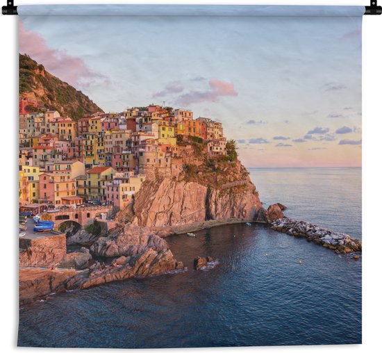 Wandkleed - Wanddoek - Een oranje gekleurd Cinque Terre door de laagstaande zon in Italië - 180x180 cm - Wandtapijt